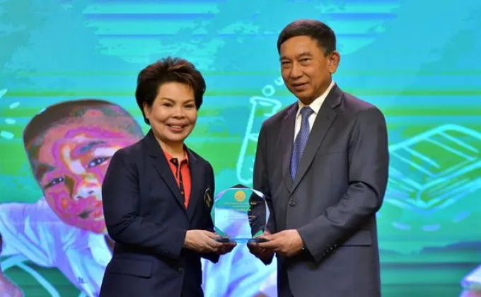ภาพข่าว: ไปรษณีย์ไทย รับรางวัลยกระดับชีวิตนักเรียนด้อยโอกาส