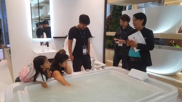 คริสตินา ยกระดับการอาบน้ำ เปิดตัวนวัตกรรม “OXYZKIN” ครั้งแรกในไทย ที่งานสถาปนิก ’61