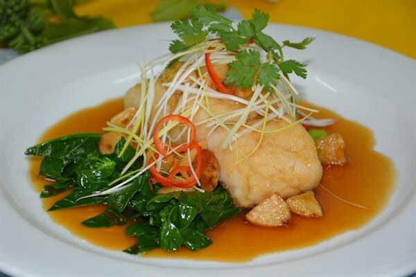 ห้องอาหารจีน เจด การ์เดน เมนู  "ปลากระพงเจี๋ยนกระเทียมโทน"
