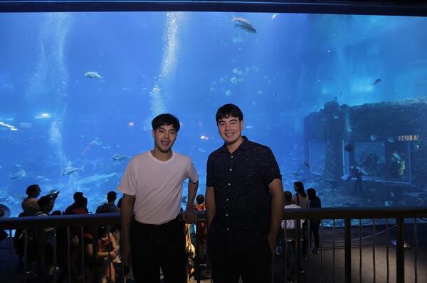 ทีวีไกด์: รายการ "สมุดโคจร On The Way" “จ๊อบ นิธิ” - “ท็อป จรณ” พาเสียวดำน้ำกับเหล่าปลาฉลามกว่า 200 ตัว ประเดิมการมา “Resorts World Sentosa Singapore” ครั้งแรก!