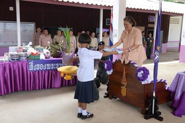 ภาพข่าว: สมเด็จพระเทพรัตนราชสุดาฯ สยามบรมราชกุมารี เสด็จฯทอดพระเนตรกิจกรรมสหกรณ์ในโรงเรียนบ้านพันวาล จังหวัดชุมพร