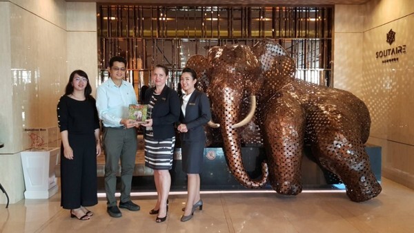 ภาพข่าว: โรงแรมโซลิแทร์ กรุงเทพ มอบเงินบริจาคให้แก่มูลนิธิช้างแห่งประเทศไทย
