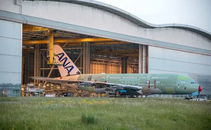 เครื่องบิน เอ380 ลำแรกของสายการบินออลนิปปอนแอร์ไลน์เคลื่อนออกจากโรงงานประกอบขั้นสุดท้ายแล้ว
