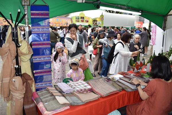 อพท. จัดแสดงในงานเทศกาลไทยครั้งที่ 19 ณ สวนสาธารณะโยโยกิ กรุงโตเกียว ประเทศญี่ปุ่น มุ่งเน้นเพื่อเป็นการส่งเสริมและประชาสัมพันธ์ตัวสินค้าและผลิตภัณฑ์ต่างๆให้รู้จักกว้างขวางมากยิ่งขึ้น