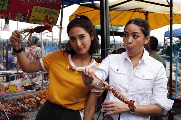 ทีวีไกด์: รายการ “ตลาดเด็ดประเทศไทย” “น้ำหวาน-เจี๊ยบ” พาแหวกตลาด ชิมของอร่อย!!! ณ จังหวัดชลบุรี ในรายการ “ตลาดเด็ดประเทศไทย”