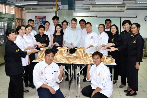 ภาพข่าว: การศึกษานิวซีแลนด์ จัดอบรมพัฒนาการเรียนออกแบบอาหาร สร้างสรรค์นวัตกรรม เพิ่มคุณค่าให้กับอาหารไทยแบบดั้งเดิม