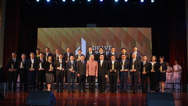 รางวัล DRIVE AWARD & JUMC STAR 2018 ต้นแบบขับเคลื่อนเศรษฐกิจ สังคม แบบ Thailand Transformation โดย สมาคมนิสิตเก่าเอ็มบีเอ คณะพาณิชยศาสตร์และการบัญชี จุฬา