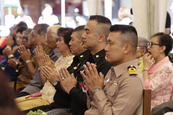 พระบาทสมเด็จพระปกเกล้าเจ้าอยู่หัว รัชกาลที่ 7 พระราชทานโรงมหรสพหลวงศาลาเฉลิมกรุง เพื่อเป็นของขวัญแก่พสกนิกรชาวไทย เมื่อวันที่ 2 กรกฎาคม 2476