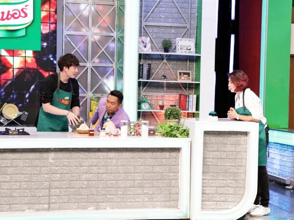 ทีวีไกด์: รายการ “My Mom Cooks เชฟไม่ทิ้งแถว”  “ซัน ประชากร” แท็กทีมแม่ดวลทำอาหารเดือด ปะทะ “ตุ๊กกี้ สุดารัตน์” จับมือแม่พกสูตรเด็ด สู้ไม่ถอย!!! ใน “My Mom Cooks”