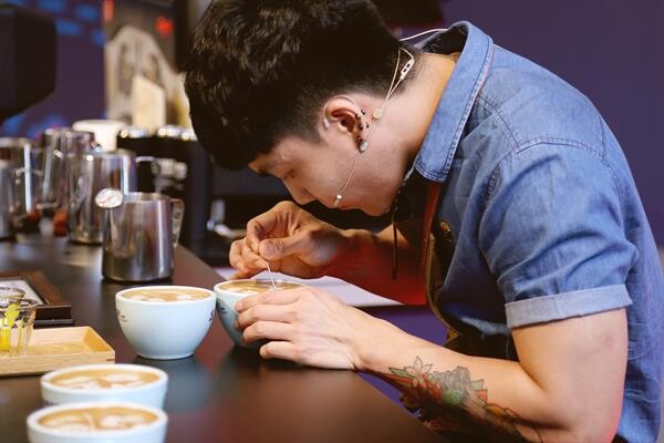 ธุรกิจร้านกาแฟสร้างจุดขายชูคุณภาพกาแฟ บาริสต้า ชิงตลาด 17,000 ล้าน ด้าน ยูบีเอ็ม เอเซีย จับมือ สมาคมบาริสต้าไทย พัฒนาทักษะบาริสต้าไทย จัดแข่งขันศิลปะบนถ้วยกาแฟ และ การสร้างสรรค์เครื่องดื่มจากกาแฟ หาตัวแทนแข่งระดับโลก