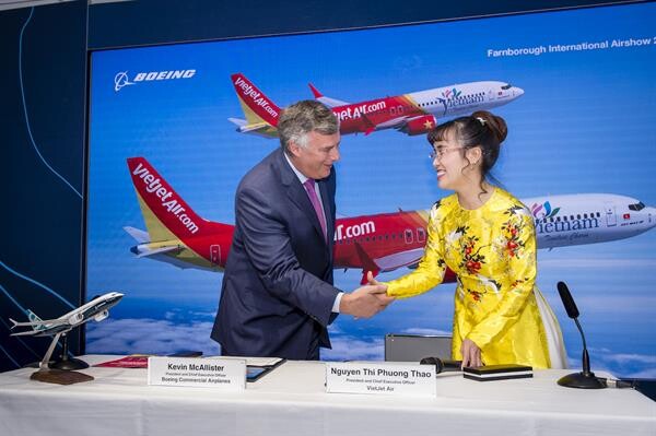 เวียตเจ็ททำสัญญาซื้อเครื่องบินล็อตใหม่กับโบอิ้งและแอร์บัส รวม 150 ลำ ภายในงาน Farnborough Airshow กรุงลอนดอน