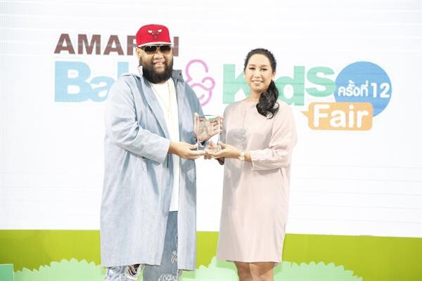 อมรินทร์ฯ จัดงานมอบรางวัล Parents of The Year 2018 ให้กับครอบครัวคนดัง กอล์ฟ ฟักกลิ้งฮีโร่ และ กุ๊บกิ๊บ- สุมณทิพย์ ในงาน Amarin Baby & Kids Fair ครั้งที่ 12