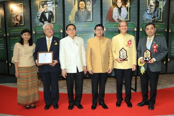 ฮาราลด์ ลิงค์ ประธาน บี.กริม รับเข็มและโล่เชิดชูเกียรติ “ผู้ใช้ภาษาไทยดีเด่น”