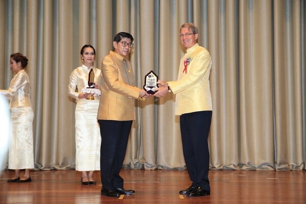 ฮาราลด์ ลิงค์ ประธาน บี.กริม รับเข็มและโล่เชิดชูเกียรติ “ผู้ใช้ภาษาไทยดีเด่น”