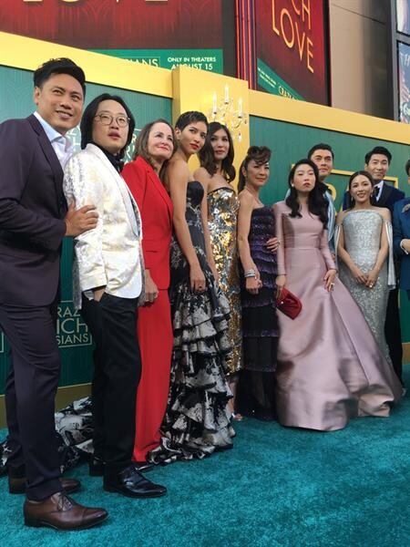 ผู้กำกับ จอน เอ็ม. ชู นำทีมนักแสดงจากภาพยนตร์คอมเมดี้ "Crazy Rich Asians" ร่วมงานพรีเมียร์เปิดตัวภาพยนตร์ ณ ลอสแอนเจลิส