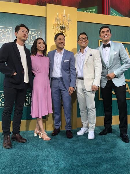 ผู้กำกับ จอน เอ็ม. ชู นำทีมนักแสดงจากภาพยนตร์คอมเมดี้ "Crazy Rich Asians" ร่วมงานพรีเมียร์เปิดตัวภาพยนตร์ ณ ลอสแอนเจลิส