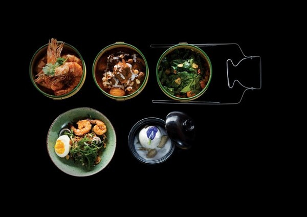 สัมผัสประสบการณ์มื้อกลางวันด้วยเซ็ตอาหารไทย “กินห่อ” ด้วยรสชาติของอาหารไทยแบบดั้งเดิมพร้อมนั่งชิวล์ๆ กับบรรยากาศริมทะเล