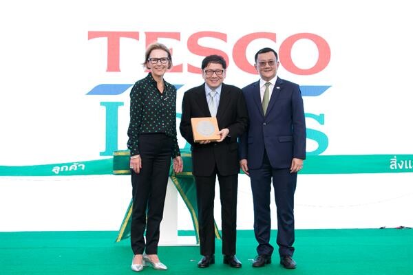 ภาพข่าว: “แว่นท็อปเจริญ” รับรางวัล ผู้ค้าประกอบการไทยฯ พร้อมร่วมฉลองความสำเร็จสาขาแห่งที่ 2,000 กับ “เทสโก้ โลตัส”