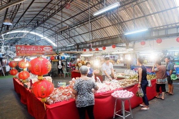 ภาพข่าว: “ตลาดนัมเบอร์วัน ราม 2” กระแสดีงาน “ของไหว้ครบครัน นัมเบอร์วัน สารทจีน 2561” คนคึกคัก