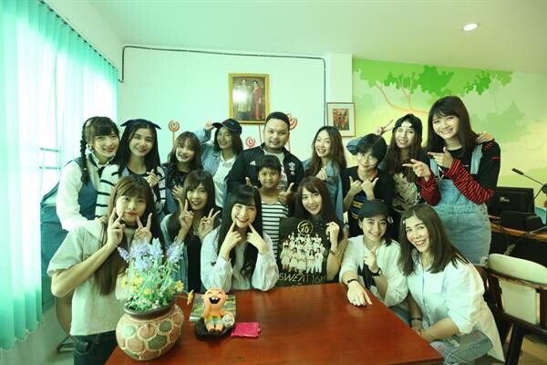13 สาว “SWEAT 16!” บุกภาคอีสาน ประเดิม จ.โคราช มงลง สนุกปังรัวรัว โอตะร่วมสเปเชี่ยลไฮไฟฟ์ แน่นขนัด ในงาน “JAPAN DISCOVERY”