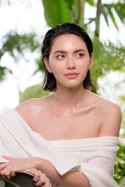 “ใหม่-ดาวิกา” อวดผิวสวยในโฆษณา “สเนลไวท์” ครีมอาบน้ำสูตรใหม่อโรม่า