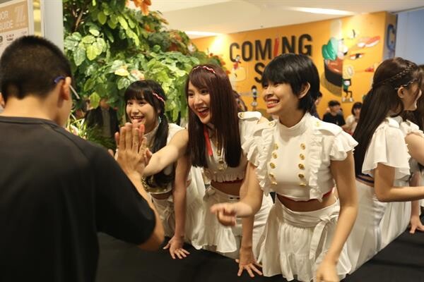 13 สาว “SWEAT 16!” บุกภาคอีสาน ประเดิม จ.โคราช มงลง สนุกปังรัวรัว โอตะร่วมสเปเชี่ยลไฮไฟฟ์ แน่นขนัด ในงาน “JAPAN DISCOVERY”