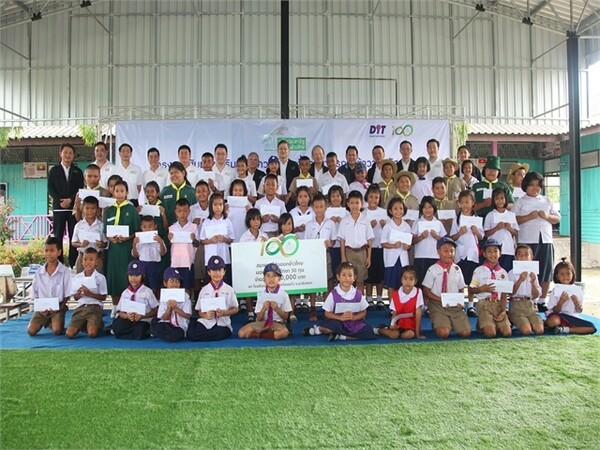 ภาพข่าว: สมาคมผู้ส่งออกข้าวไทย ปันน้ำใจ มอบทุนการศึกษาและอุปกรณ์กีฬา แก่เยาวชน จ.ฉะเชิงเทรา เนื่องในโอกาสครบรอบ 100 ปี