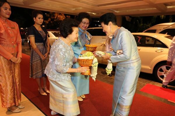 ภาพข่าว: "ร้อยดวงใจแม่ ถวายแด่แม่ของแผ่นดิน" ประจำปี 2561 ณ โรงแรมเซ็นทาราแกรนด์ เซ็นทรัลพลาซา ลาดพร้าว กรุงเทพฯ
