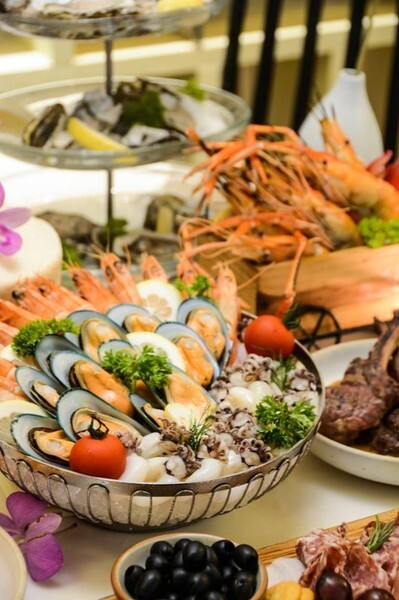 บุฟเฟต์บาร์บีคิวอาหารทะเลสุดสัปดาห์ ณ ห้องอาหารเลเทส เรซิพี โรงแรมเลอ เมอริเดียน สุวรรณภูมิฯ	