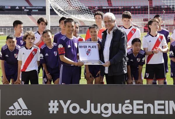 13 หมูป่าเยี่ยมชมแลกเปลี่ยนประสบการณ์-ลงแข่งขันฟุตบอลกระชับมิตรทีมเยาวชนสโมสร River Plate และร่วมชมการแข่งขันกีฬาโอลิมปิค ผู้คนให้ความสนใจล้นหลาม