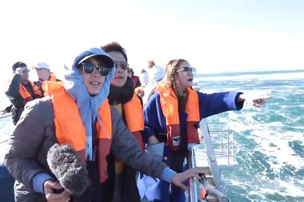 ทีวีไกด์: รายการ "หนีเที่ยวกัน" “ฟลุค&ลี&อชิ” ฝ่าคลื่นยักษ์เฝ้าฉลาม ตะลึงสิ่งมหัศจรรย์กลางทะเล!