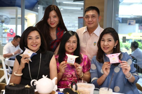 เซเลบวีวีไอพี แฟนคลับร้าน Kanom ตบเท้าร่วมงานเปิดตัวแคมเปญ “Kanom x Macao Government Tourism Office : Kanom @ AroiMakMak” MACAO (ORANGE) EGG TART ทาร์ตส้มแมนดารินไวท์ช็อกโกแลตใหม่ล่าสุด ความอร่อยต้องลอง!!!