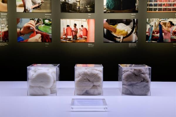 ยูนิโคล่จัดนิทรรศการพิเศษในกรุงปารีส “The Art and Science of LifeWear: Creating a New Standard in Knitwear”
