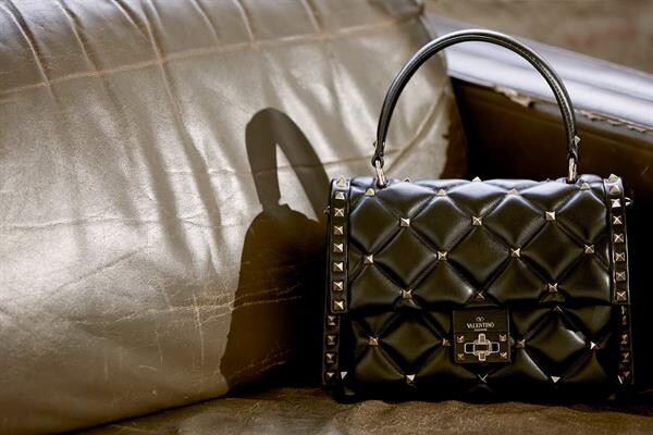 “แคนดี้สตั๊ด” (CandyStud) ขึ้นแท่น IT Bag ใบใหม่ของเซเลบทั่วโลก จาก “วาเลนติโน” (Valentino) ท็อปแบรนด์แห่งวงการแฟชั่น