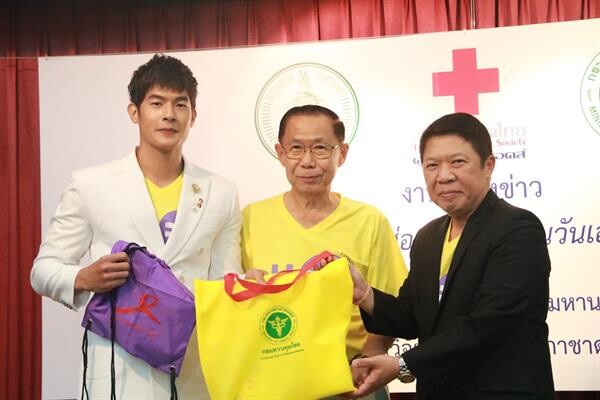 นักแสดงช่อง 3 “เพื่อน-คณิน” ร่วมงานแถลงข่าว “เทียนส่องใจเนื่องในวันเอดส์โลก” ศูนย์วิจัยโรคเอดส์ สภากาชาดไทย