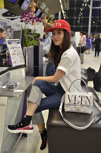 “มิว-นิษฐา” พร้อมท้าความชิคสาวโตเกียว ก่อนร่วมงาน “วาเลนติโน” แค่ Airport Look ก็ปลุกจิตวิญญาณแฟชั่นนิสต้ามาเต็ม