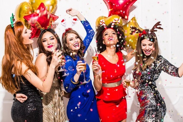 เคาท์ดาวน์ปาร์ตี้และโปรโมชั่นบุฟเฟ่ต์มื้อกลางวันรับปีใหม่ ที่สตรีทส์ กรุงเทพฯ	