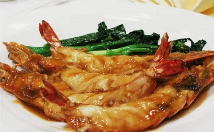 “กุ้งลายเสือเจี๋ยนน้ำมันหอย” ที่ห้องอาหารจีนหยก
