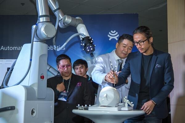 “ ตูน ” ส่งมอบ “ หุ่นยนต์ฯตัวแรกของเอเชียแปซิฟิค ” .. ในงาน “ ก้าวต่อชีวิต ”