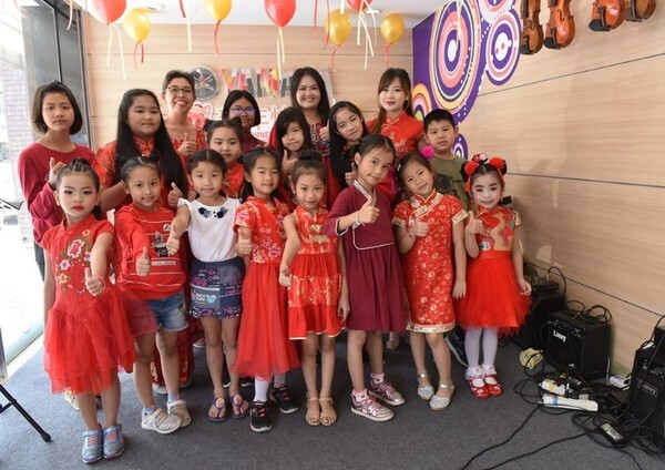 นักเรียนยามาฮ่าสุพรรณบุรี สุดน่ารัก ตี๋ - หมวย สวมชุดแดง เทศกาล "ตรุษจีน" เฮงๆ รับปีหมูทอง