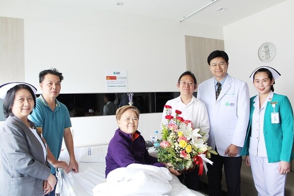 ภาพข่าว: ผู้บริหาร รพ.สุขุมวิท มอบกระเช้าดอกไม้ แด่ผู้ป่วยที่ได้เข้ารับการพักฟื้นหลังการผ่าตัดเปลี่ยนข้อเข่าบางส่วนรายแรก