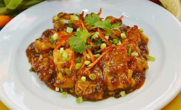 อาหารประจำเดือนมีนาคม เมนู  “ปลาเก๋าผัดเต้าซี่” จากห้องอาหารจีน เจด การ์เดน