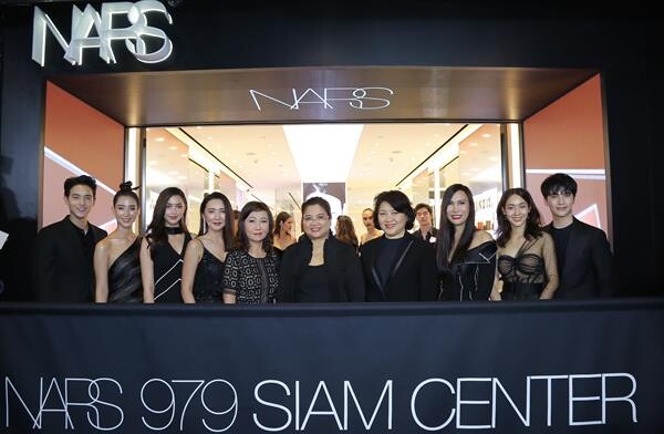รวม 5 ซุปเปอร์สตาร์ไทย ตบเท้าร่วมงาน NARS เปิดบูติกแห่งใหม่ NARS 979 Boutique Siam Center ใหญ่ที่สุดในเมืองไทย พร้อมตอกย้ำแคมเปญระดับโลก Radiant Repowered กับบิวตี้ไอเท็มรุ่นคลาสสิกครองใจสาวกนาร์ส
