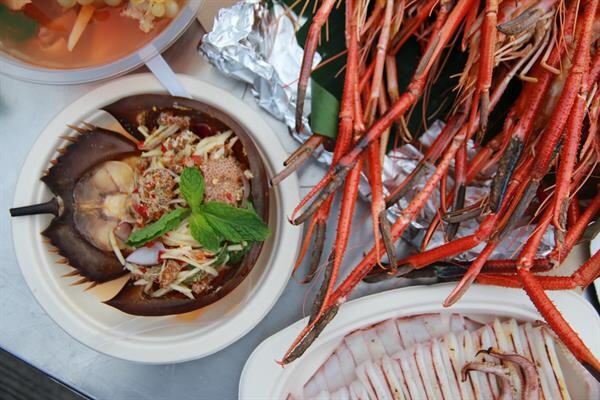 ซัมเมอร์นี้! ไปรษณีย์ไทย ชวนฟินกับสตรีทซีฟู้ด ตลาดประมงท่าเรือพลี จ.ชลบุรี สวรรค์บนดินของคนรักอาหารทะเล