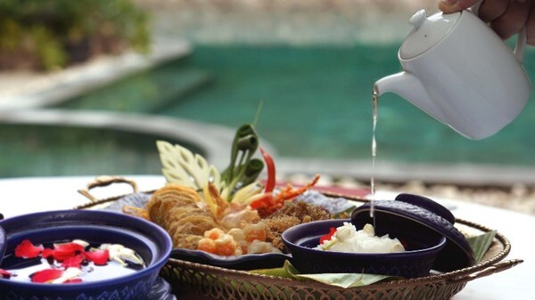 ดับร้อนอย่างไทยด้วยเมนูข้าวแช่ น้ำแร่ภูน้ำหยดที่โรงแรมศิริ สาทร