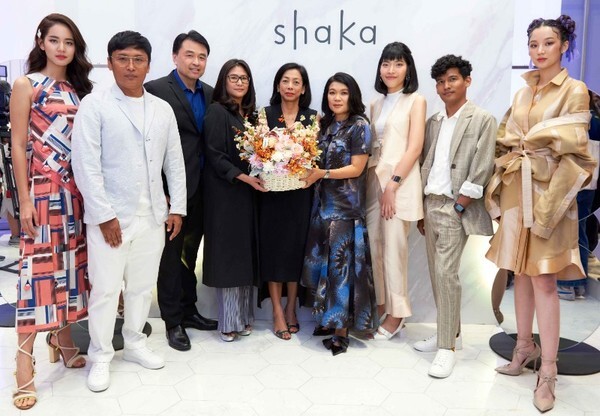 ภาพข่าว: Shaka (ชากะ) เปิดใหญ่ ช็อปใหม่ กลางไอคอน ต้าเหนิง-โบว์ นำทีมคนดังร่วมยินดี พร้อมชมคอลเลคชั่น Spring/Summer 2019