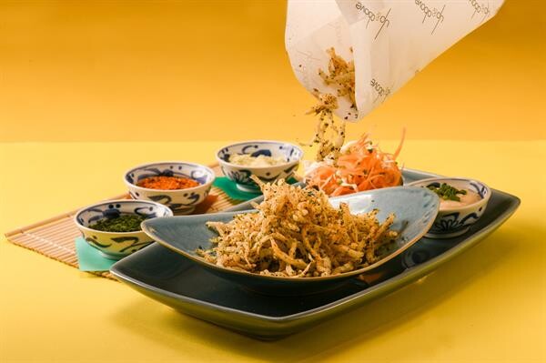 อาหารรับประทานเล่นปลาชิราสึจากประเทศญี่ปุ่นทอดกรอบ ที่ห้องอาหาร อัพ แอนด์ อะบัฟ