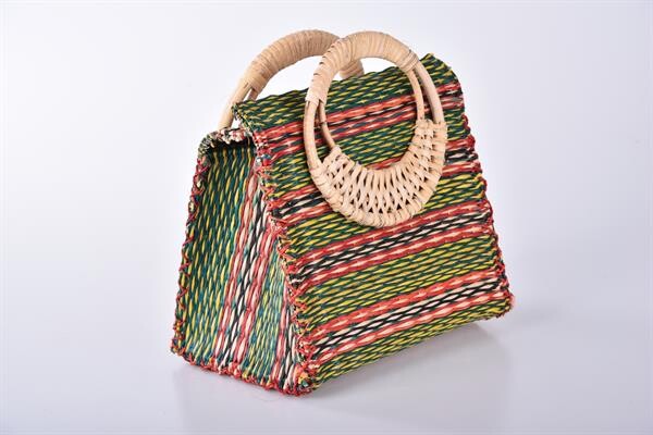 SACICT ขอแนะนำ “กระเป๋าสานจากกก” ฝีมือครูเรืองยศ หนานพิวงศ์ ครูช่างศิลปหัตถกรรมปี 2554