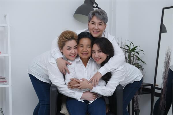“บุ๊คโกะ” ควักเงินกว่า 2 ล้าน พาแม่วัย 65 ไปอัพสวยทั้งหน้าที่เกาหลี