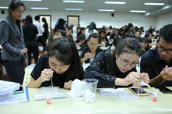 “ย่อเพื่อขยาย” ดาว ประเทศไทย หนุนสร้างนักวิทยาศาสตร์รุ่นใหม่ผ่านการทดลองเคมีแบบย่อส่วน โครงการห้องเรียนเคมีดาว